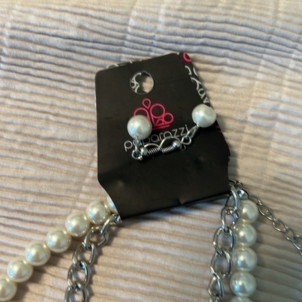 NWT Paparazzi Short Silver Necklace with Big Bold Diamond pendant w/ pearls - Picture 4 of 4